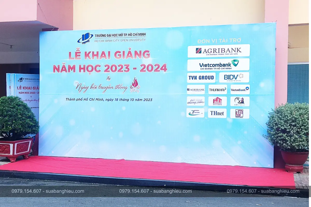 Backdrop Khai Giảng Đại Học Mở 2023