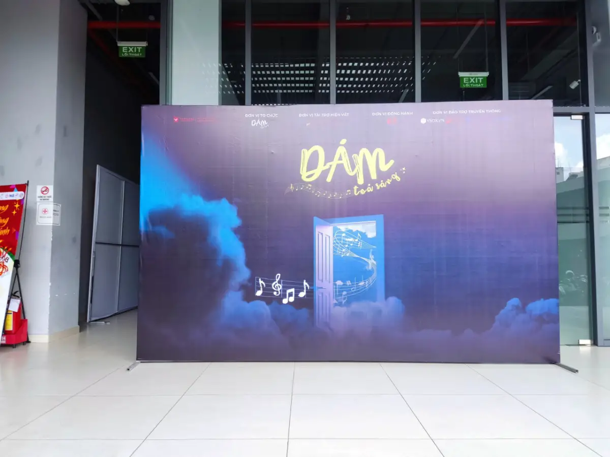 Backdrop Sự Kiện Dám Tỏa Sáng Tại Cơ Sở 2 Trường Đại Học Văn Lang