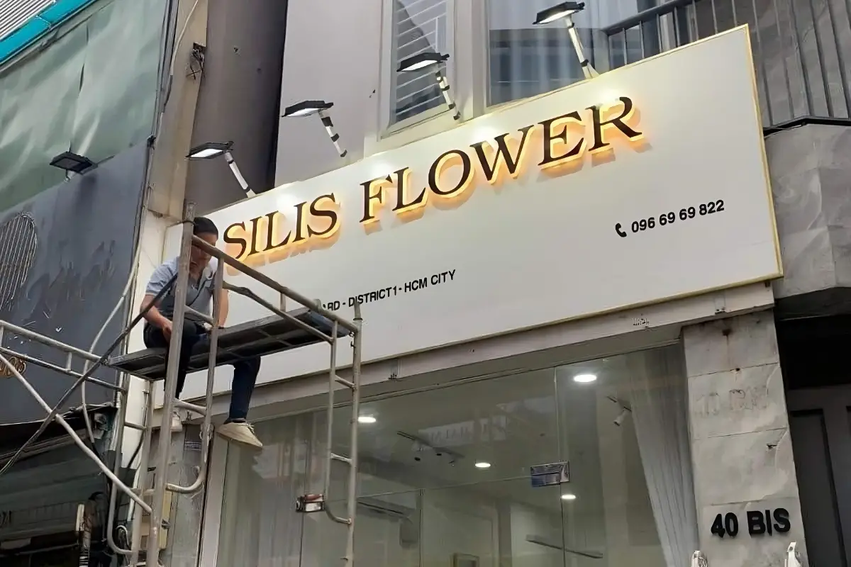 Bảng Hiệu Alu Hắt Sáng Cửa Hàng Hoa Tươi Silis Flower