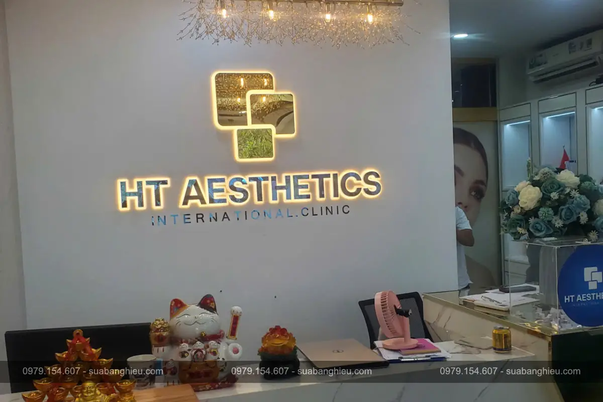 Bảng Hiệu Lễ Tân Alu Viền LED tại HT AESTHETICS International Clinic