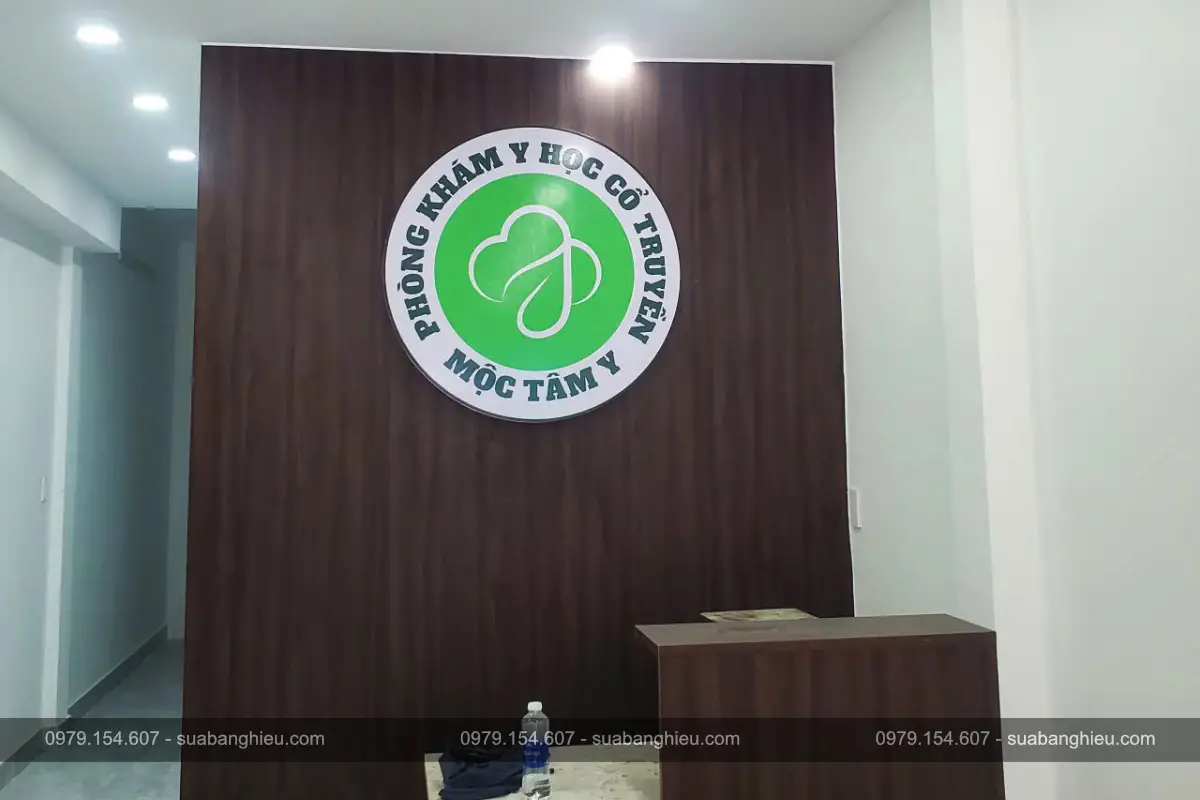 Backdrop Quầy Lễ Tân Kết Hợp Hộp Đèn Led Phòng Khám Mộc Tâm Y