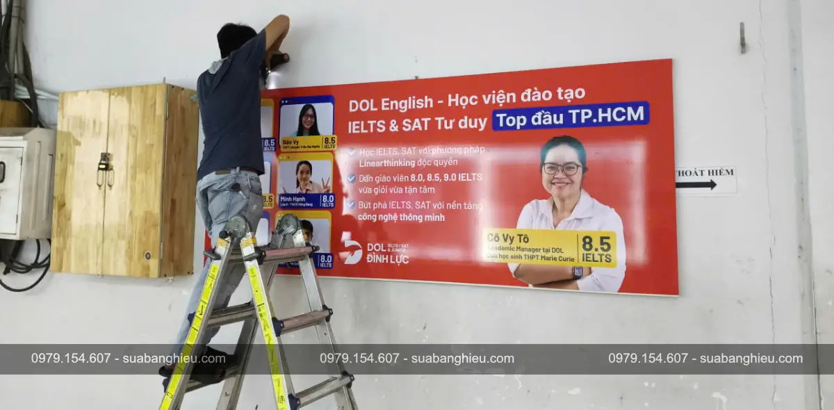 Bảng Hiệu Alu Dán Meca Quảng Cáo Chương Trình Đào Tạo Ielts & Sat Tại Trường Marie Curie