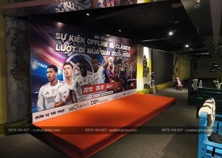 Backdrop Sân Khấu Sự Kiện Offline EL Clásico Mùa Giải 2025 - 2026 Kèm Bục Trải Thảm