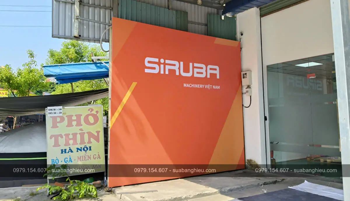 Backdrop Bạt Hiflex Khai Trương Cửa Hàng Máy May Siruba Machinery Việt Nam