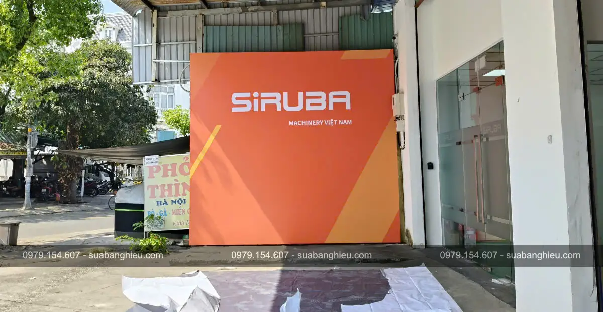 Backdrop Bạt Hiflex Khai Trương Cửa Hàng Máy May Siruba Machinery Việt Nam