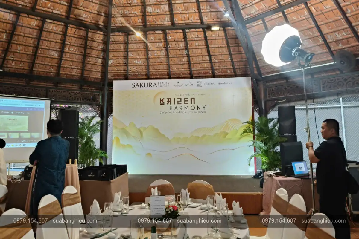 Backdrop Hiflex Trang Trí Sân Khấu Sự Kiện Tiệc Tất Niên 2026 Tại Sakura Beauty Group
