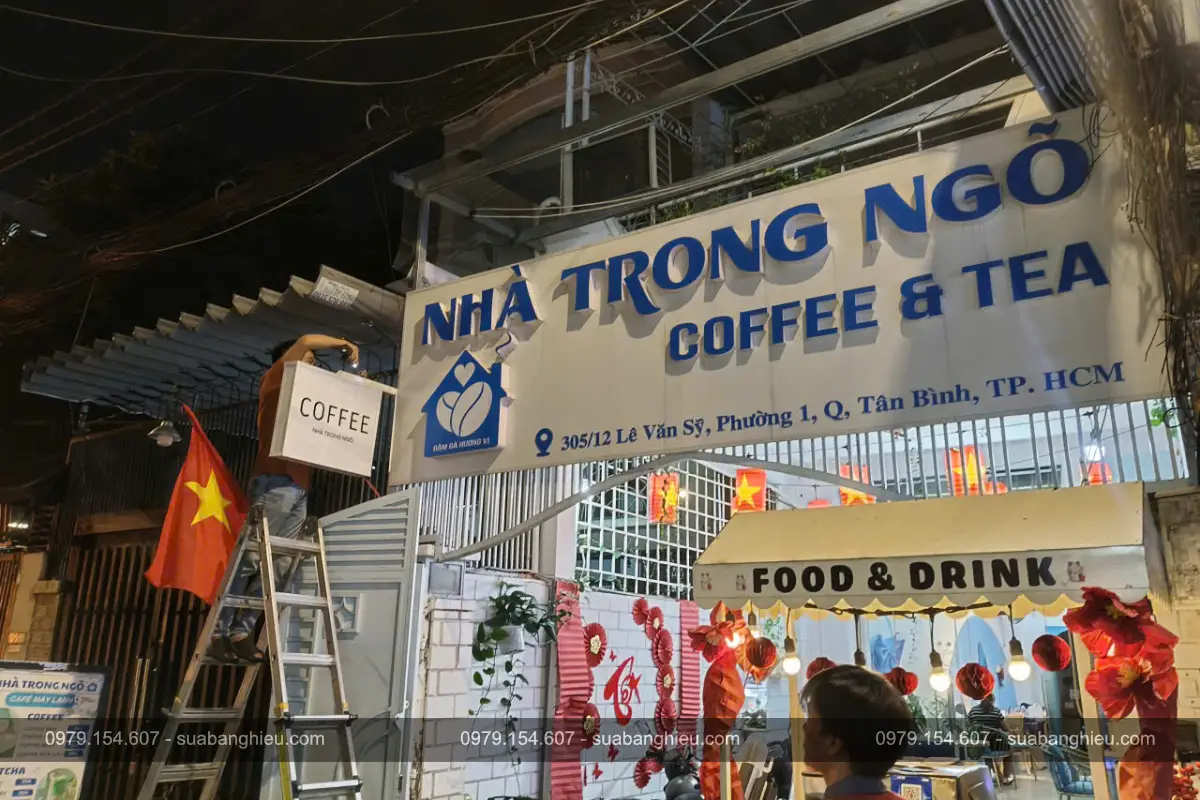 Bảng Hiệu Meca Chữ Nổi Kèm Hộp Đèn Tại Cửa Hàng Cà Phê Nhà Trong Ngõ Coffee & Tea
