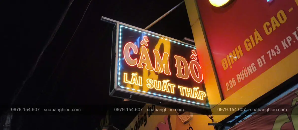 Bảng Hiệu Đèn LED Tiệm Cầm Đồ Có Máng Trượt Ra Vào