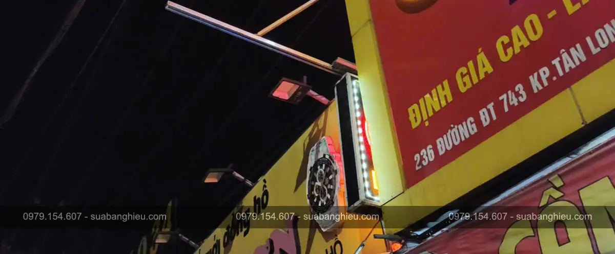 Bảng Hiệu Đèn LED Tiệm Cầm Đồ Có Máng Trượt Ra Vào