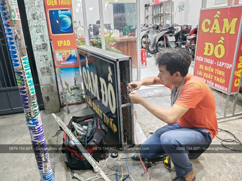 Bảng Hiệu Đèn LED Tiệm Cầm Đồ Có Máng Trượt Ra Vào