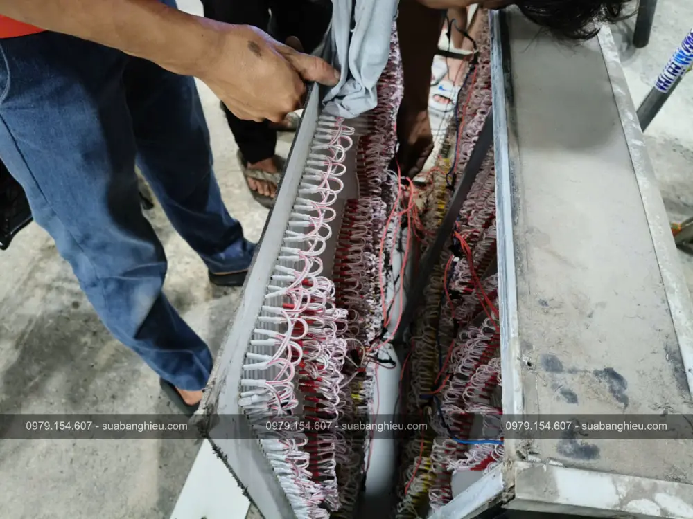 Bảng Hiệu Đèn LED Tiệm Cầm Đồ Có Máng Trượt Ra Vào